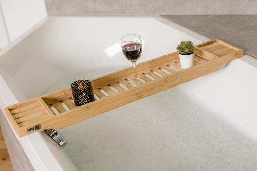 Minuman di Kleeoase - Luxus Apartment- Jacuzzi - Dachterrasse - Kochinsel - See in 10 min
