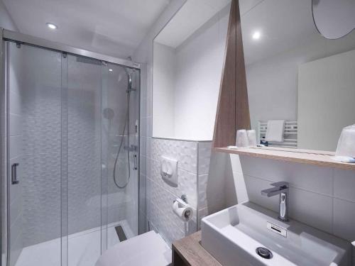 une salle de bain avec une douche, des toilettes et un lavabo dans l'établissement Hotel Mercure Brest Centre Les Voyageurs, à Brest