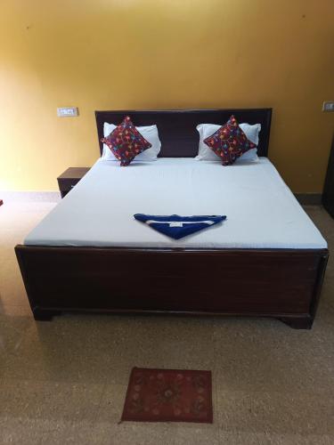 Ένα ή περισσότερα κρεβάτια σε δωμάτιο στο VIP Residency Hotel And Restaurant