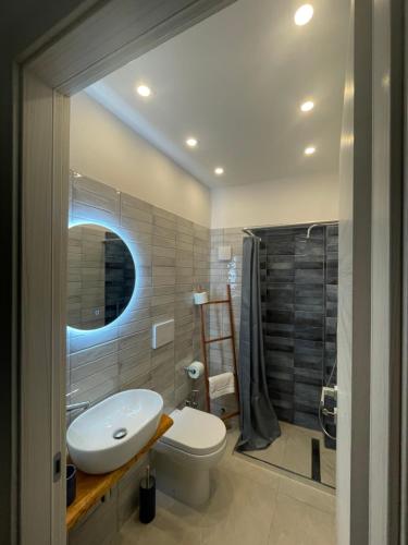 ein Badezimmer mit Waschbecken, Toilette und Dusche in der Unterkunft Case Nuove in Gallipoli