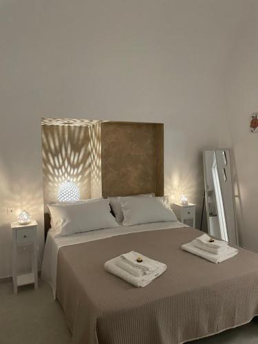 ein Schlafzimmer mit einem Bett mit zwei Handtüchern darauf in der Unterkunft Case Nuove in Gallipoli