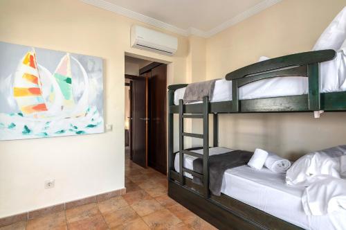een kamer met twee stapelbedden in een kamer bij Los Albatros by Ĥ - Playa de los Haraganes HAHB30P190 in Isla Canela
