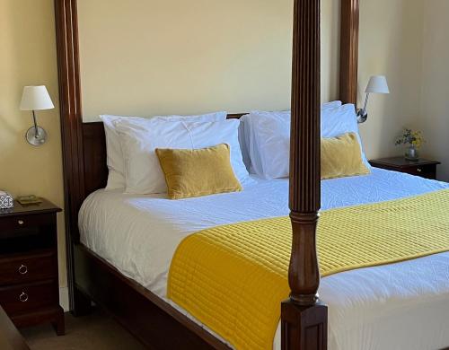 a bedroom with a bed with a four post bed sidx sidx sidx at Luxury Beds Parking 2 Bathrooms 3 Large Bedrooms Nice Area in Morecambe