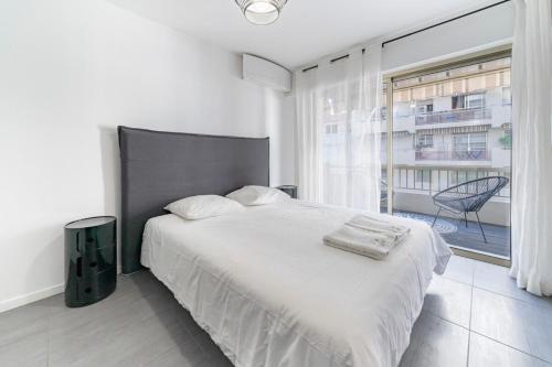 COZYSTAY - Brand new 3 bedrooms 2min walk to carlton hotel