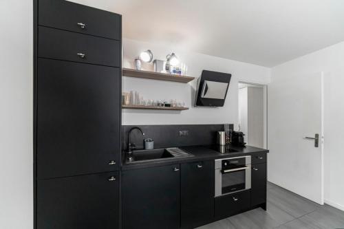 COZYSTAY - Brand new 3 bedrooms 2min walk to carlton hotel