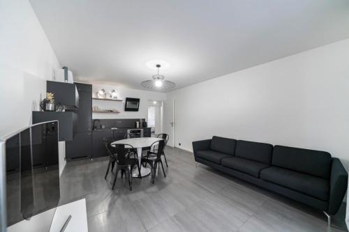 COZYSTAY - Brand new 3 bedrooms 2min walk to carlton hotel