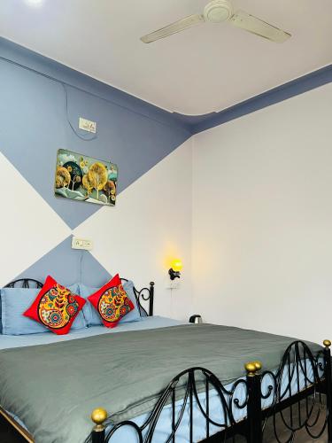 Una cama o camas en una habitación de Hype Hostel Udaipur