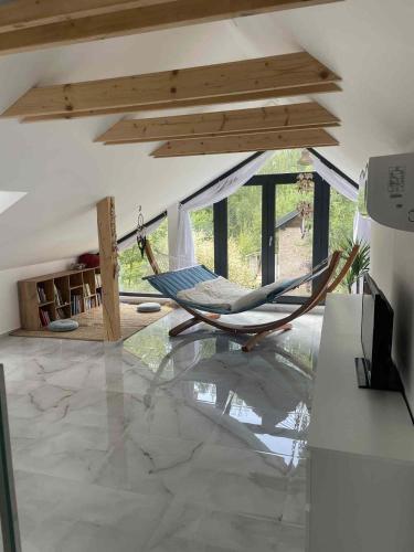 una sala de estar con una hamaca en una habitación en Luxury Dolce, en Trutnov