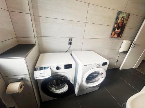 a washer and dryer in a small bathroom at Fully Equipped Apartment in Dahlem
