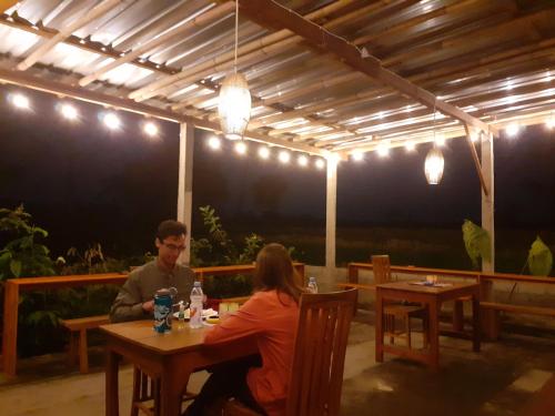 Um restaurante ou outro lugar para comer em Griya Bun Sari