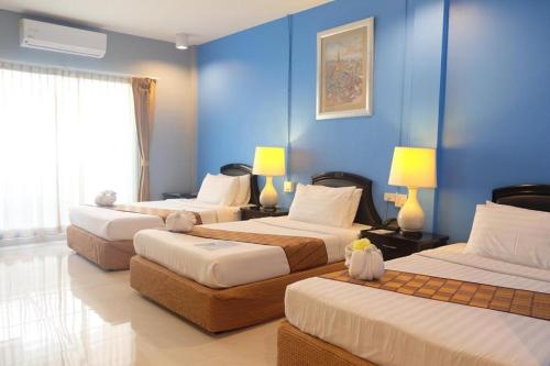 - 3 lits dans une chambre aux murs bleus dans l'établissement A2Sea Hotel, à Jomtien Beach
