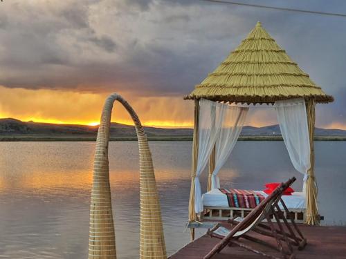 una cama en un mirador sobre un cuerpo de agua en Titicaca amanecer, en Puno