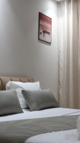 a bedroom with two beds and a picture on the wall at Appart Hôtel Golden Sky Home Café Restaurant & Spa in Beni Mellal