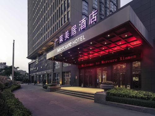 a building with a sign that reads welcome hotel at Mercure Xiamen Exhibition Centre in Xiamen