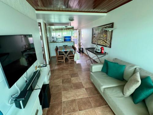 ein Wohnzimmer mit Sofa und Fernseher in der Unterkunft Flat 601 Condominio Villa Hípica - Gravatá, PE in Gravatá