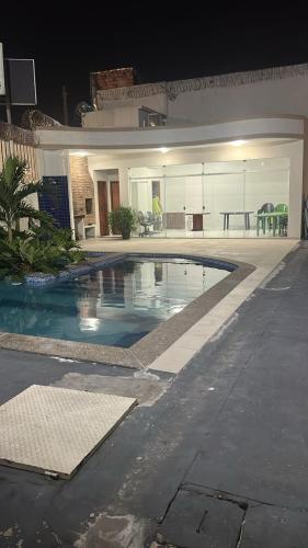 Casa com Piscina e quartos amplos