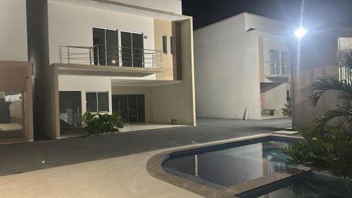 Kolam renang di atau dekat dengan Casa com Piscina e quartos amplos