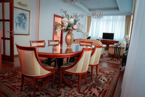a dining room with a table and chairs at Apart-hotel Integra in Banja Luka