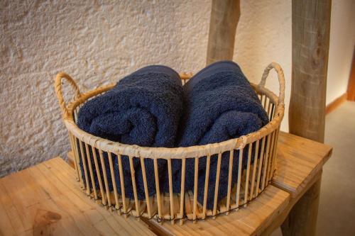 ein Korb mit blauen Handtüchern auf einem Tisch in der Unterkunft Villa Manatee Rota dos Milagres in Tatuamunha