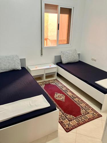 Postel nebo postele na pokoji v ubytování WiFi & Smart TV & Netflix & Free Parking & Full Kitchen & Heating & Washing Machine