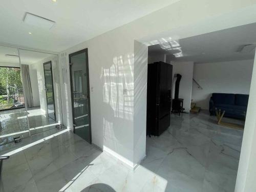 sala de estar con paredes blancas y puerta de cristal en Luxury Dolce, en Trutnov