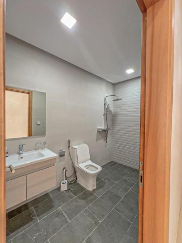 a bathroom with a toilet and a sink at Appartement Luxe OMiramar Balcon Privé Vue in Agadir