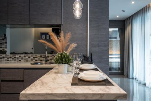 Φωτογραφία από το άλμπουμ του Luxury 2BR Condo Pool Rooftop Bar D6023 στο Πουκέτ Πόλη