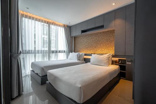 Ένα ή περισσότερα κρεβάτια σε δωμάτιο στο Luxury 2BR Condo Pool Rooftop Bar D6023