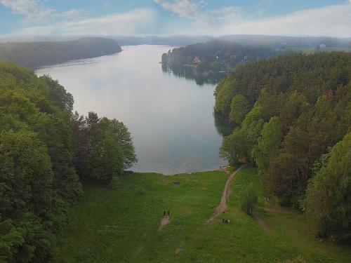 ボルコボにあるScandinavian-style lake houseの広大な湖の空中