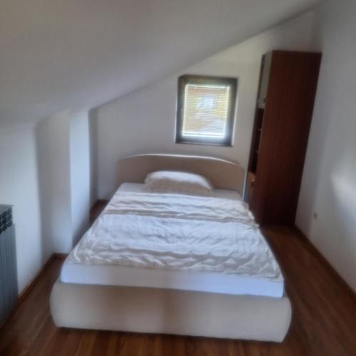 a small bedroom with a bed in a room at Apartman Kenedi3 in Kiseljak