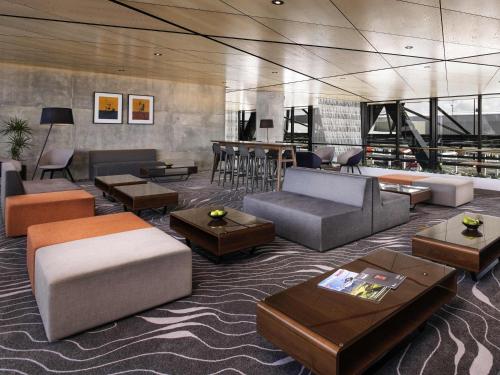 Ruang duduk di Novotel Christchurch Airport