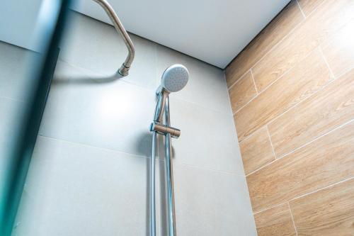 Ένα μπάνιο στο Modern 1BHK Near AUH Airport For 3 Guests