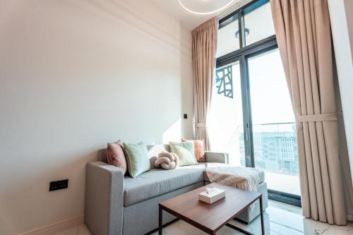 Χώρος καθιστικού στο Modern 1BHK Near AUH Airport For 3 Guests