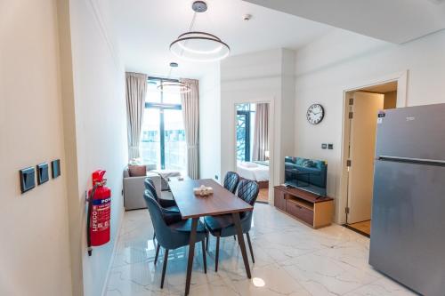 Η κουζίνα ή μικρή κουζίνα στο Modern 1BHK Near AUH Airport For 3 Guests