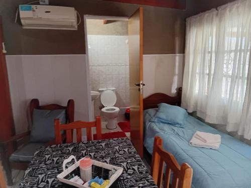 Habitación pequeña con 2 camas y aseo en cozyapart, en Campana