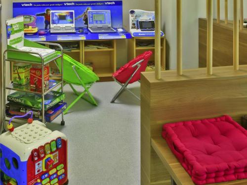 a room with a bed and a desk with a laptop at ibis Styles Castres in Castres