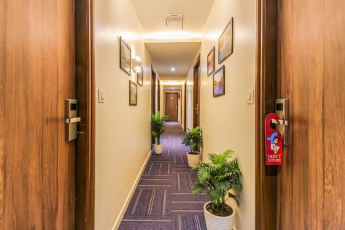 un pasillo con macetas en un pasillo en FabHotel RK International - Nr Mumbai International Airport, en Bombay
