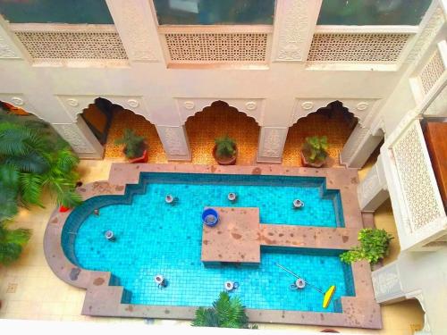 ニューデリーにあるJyoti Mahal - A Newly Renovated Heritage Hotel in the Centre of Delhi - Near New Railway Station & Connaught Placeの大型スイミングプールの上面の景色