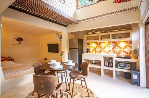 Una habitación con una mesa y sillas y un dormitorio. en 2 Bedoom Loft, Kitchen, Garden, en Mazunte