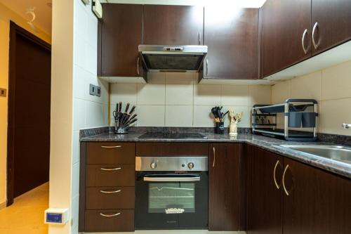 Η κουζίνα ή μικρή κουζίνα στο Luxury 2BR Apartment in Al Reem Island