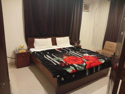 Una cama o camas en una habitación de Max Hotel Murree