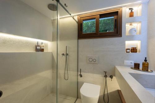 Ένα μπάνιο στο Sani Pool Beach Villa
