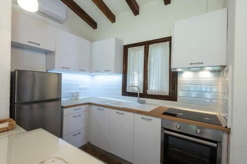 Η κουζίνα ή μικρή κουζίνα στο Sani Pool Beach Villa