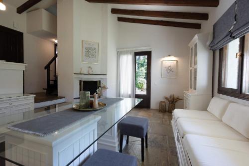 Η κουζίνα ή μικρή κουζίνα στο Sani Pool Beach Villa