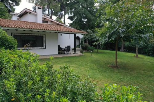 Κήπος έξω από το Sani Pool Beach Villa