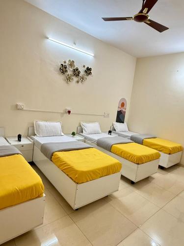 Ένα ή περισσότερα κρεβάτια σε δωμάτιο στο Elite Hostel- A Stay For Working Professional,Solo Traveller