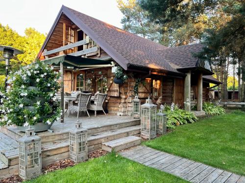 Zahrada ubytování Domek LAVENDA z widokiem na rzekę - Basen, Jacuzzi, Sauna - Magiczny ogród - 0,5ha prywatnej przestrzeni