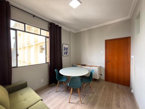 Posezení v ubytování Apartamento Belo Horizonte 2 quartos Ed Maleta, Mercado Central, Feira Hippie, Praça da Liberdade e Parque Municipal