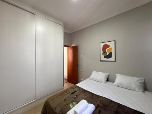 Postel nebo postele na pokoji v ubytování Apartamento Belo Horizonte 2 quartos Ed Maleta, Mercado Central, Feira Hippie, Praça da Liberdade e Parque Municipal
