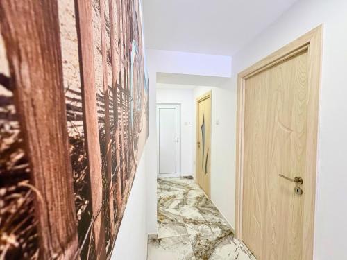 einen Flur mit einer Tür und einem Gemälde an der Wand in der Unterkunft City Charm Apartments 2 in Warna